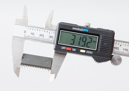 Electronic caliper and ic