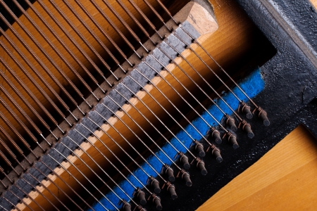 close up of old inside element pianoの写真素材