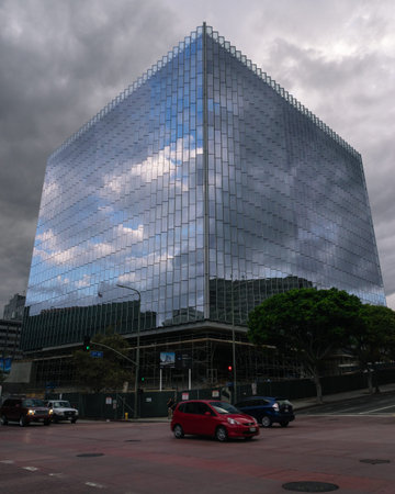 Los Angeles, USA - October 5, 2015: Low Angle View Of Modern Building Against Skyのeditorial素材