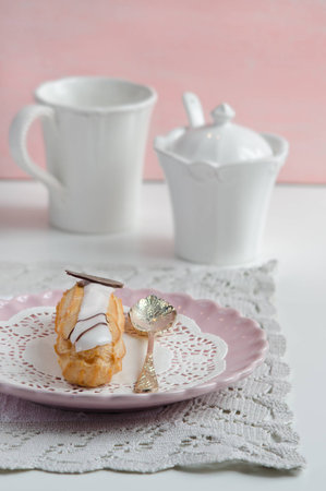 Vanilla eclair with vanilla custard in a pink plate