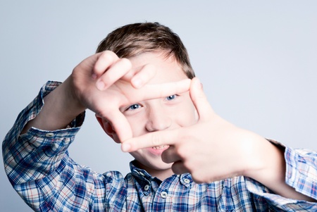 child that looks through a hand frameの写真素材