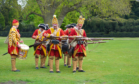 SAFFRON WALDEN, ESSEX, ENGLAND - MAY 01, 2017:  The Redcoats of  Pulteneys  Regiment loading their Muskets.のeditorial素材