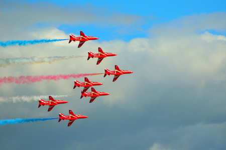 ICKWELL. BEDFORDSHIRE, ENGLAND - AUGUST 06, 2017: The Red Arrows Flying Display Team Five Hawk Jets.のeditorial素材