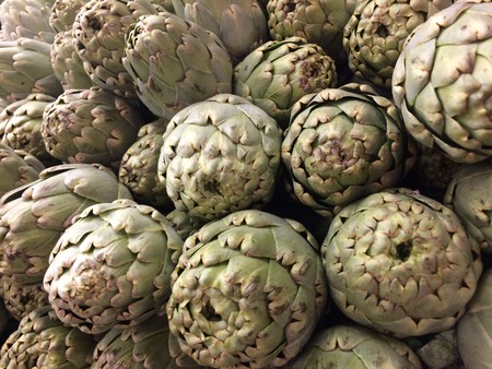Post, stand, table with green cloth tablecloth, green and small natural artichokes. Immature inflorescences Protects the liver.の写真素材