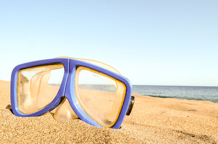 Photo Picture of a Diving Mask on the Sand Beachの写真素材