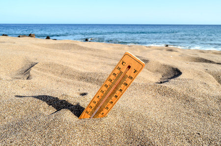 Photo Picture of a Thermometer on the Sand Beachの写真素材
