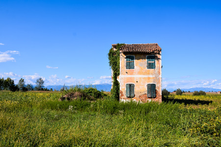Photo Picture of an Abandoned House Exteriorの写真素材
