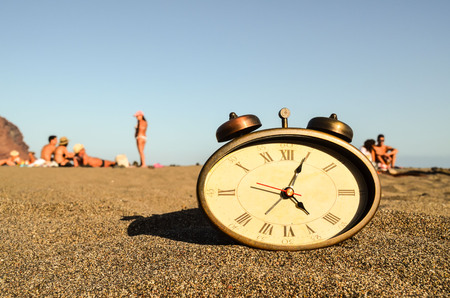 Photo Picture of a Clock on the Sand Beachの写真素材