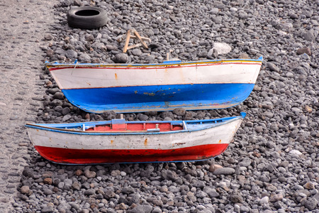 Photo Picture of a Colored Boat Near the Ocean Coastの写真素材