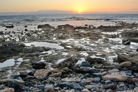 Photo Picture of The  Sun Setting in the Seaの写真素材