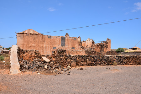 Photo Picture of an Abandoned Desert House Exteriorの写真素材