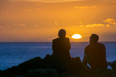 Photo Picture of a Beautiful Sun Setting on the Oceanの写真素材