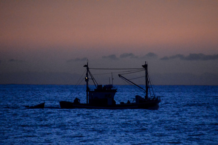 Photo Picture of a Sail Boat Silhouette at Sunsetの写真素材