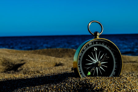 Photo Picture of a Compass on the Sand Beachの写真素材