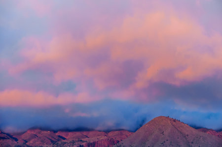 A beautiful pink and blue sky with clouds. The sky is filled with a mix of pink and blue hues, creating a serene and peaceful atmosphere. The clouds are scattered throughout the sky, adding depthの写真素材