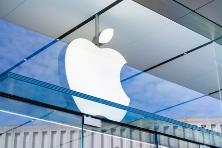 Palo Alto / CA / USA - Apple logo above the entrance to the store located in Stanford shopping centerのeditorial素材