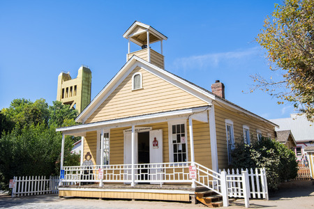 September 22, 2018 Sacramento / CA / USA - The Old Sacramento schoolhouse museum building is a living replica of traditional one-room schoolhouses found throughout America in the late 1800sのeditorial素材