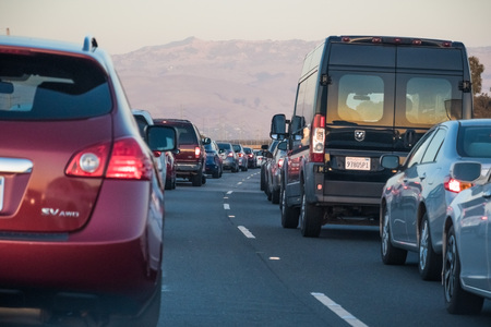 September 21, 2018 Santa Clara / CA / USA - Heavy evening traffic on one of the freeways going through Silicon Valleyのeditorial素材
