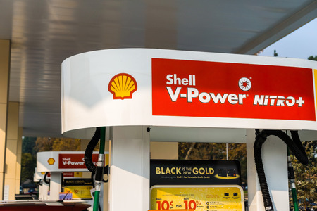 November 10, 2018 Union City / CA / USA - Shell gas station located in San Francisco bay areaのeditorial素材