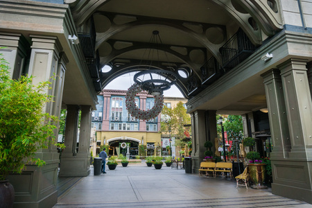 November 8, 2017 San Jose/CA/USA - Exploring Santana Row, a shopping and dining district designed in an European style near downtown San Joseのeditorial素材