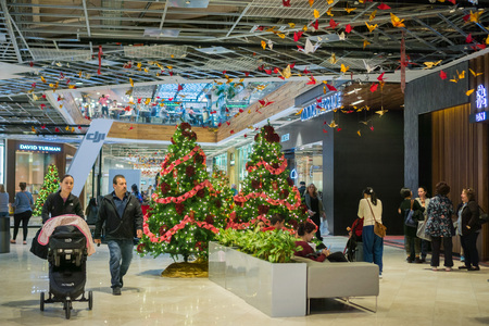 November 8, 2017 San Jose/CA/USA - People shopping at Westfield Valley Fair Mallのeditorial素材