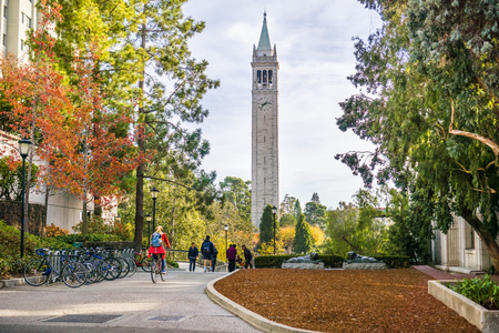 November 19, 2017 Berkeley/CA/USA - Students and visitors walking through the campus on a sunny autumn day; Sather Tower (Campanile)  in the backgroundのeditorial素材