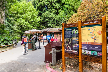 August 10, 2018 Mill Valley  / CA / USA - Information panels and rangers welcoming visitors to Muir Woods National Monument, the Visitor Center building visible in the background; San Francisco bayのeditorial素材