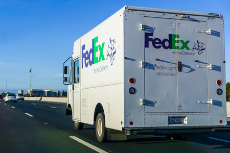 November 25, 2018 San Jose / CA / USA - FedEx Ground truck driving on the freeway in south San Francisco bay areaのeditorial素材