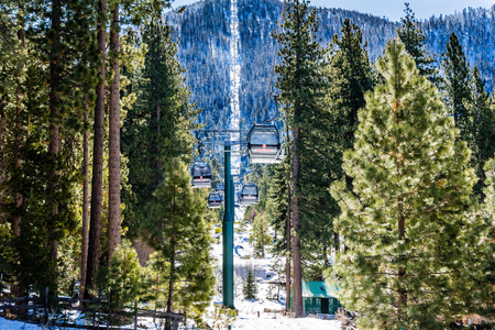 March 23, 2018 South Lake Tahoe / CA / USA - Heavenly ski resort Gondola stopped on a windy dayのeditorial素材