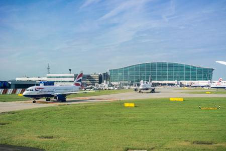 September 24, 2017 London/UK - British Airways airplanes leaving Terminal 5, Heathrow Airportのeditorial素材