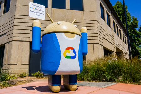 August 9, 2018 Mountain View / CA / USA - Google Cloud sign located at the entrance to one of their campuses located in Silicon Valley, south San Francisco bay areaのeditorial素材