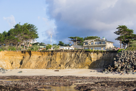 Houses on top of eroded cliffs on the Pacific Ocean coastline, Moss Beach, Fitzgerald Marine Reserve, Californiaの写真素材