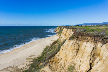 Eroded cliffs and sandy beach, Pacific Ocean, Half Moon Bay, Californiaの写真素材