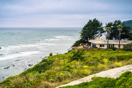 Houses on the Pacific Ocean coastline, Moss Beach, Californiaの写真素材