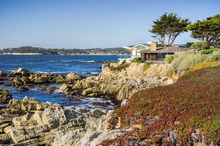 Houses build on the cliffs on the Pacific Ocean, Carmel-by-the-Sea, Monterey Peninsula, Californiaのeditorial素材