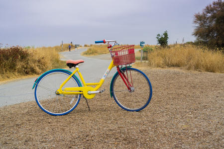 August 29, 2017 Mountain View/CA/USA - Google Bicycle left in Shoreline Park, near the bay trailのeditorial素材