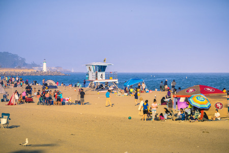 July 8, 2017 Santa Cruz/CA/USA - Beach goers enjoying a sunny summer afternoonのeditorial素材