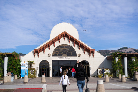 December 23, 2017 San Simeon / CA / USA - People walking towards Hearst Castle Visitor Centerのeditorial素材