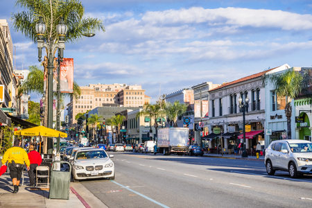 March 15, 2018 Pasadena, CA / USA - Downtown street lined up with shops and restaurantsのeditorial素材