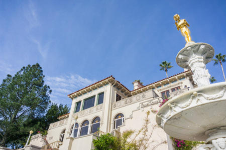 December 23, 2017 San Simeon / CA / USA - Facade of Casa del Mar, one of the cottages that used to house guests, Hearst Castleのeditorial素材