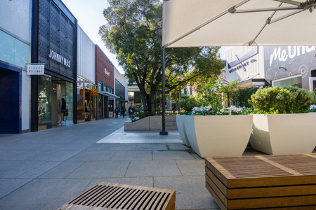 December 7, 2017 Palo Alto / CA / USA - Walking through the open air Stanford shopping center, San Francisco bay areaのeditorial素材