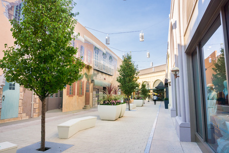 December 7, 2017 Palo Alto / CA / USA - Alley and benches in the upscale open air Stanford Shopping Mall, San Francisco bay, Californiaのeditorial素材