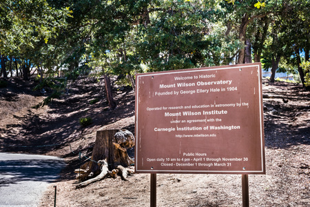 June 9, 2018 Mt Wilson / CA / USA - "Welcome to Historic Mount Wilson Observatory" sign posted at the entrance to the complex; San Gabriel mountains; Los Angeles countyのeditorial素材
