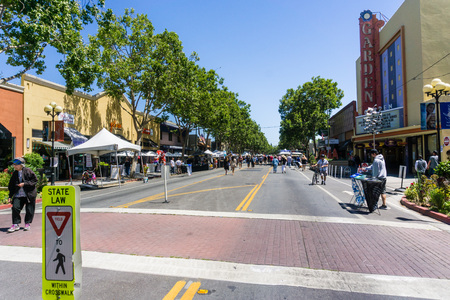 June 16, 2018 San Jose / CA / USA - People visiting the âDancinâ On The Avenueâ Live Music Block Party in downtown Willow Glen, South San Francisco Bay Areaのeditorial素材