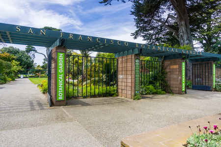 May 6, 2018 San Francisco / CA / USA - Entrance to the San Francisco Botanical Garden located in Golden Gate Parkのeditorial素材