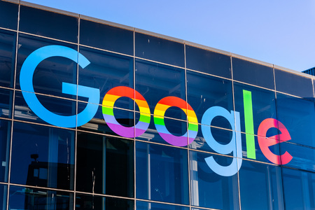June 8, 2019 Mountain View / CA / USA - Google logo displayed in the Company's campus in Silicon Valley; Theのeditorial素材
