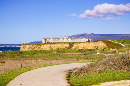 January 5, 2017 Half Moon Bay / CA / USA - The Ritz Carlton Hotel on the Pacific Ocean Coastline and the public Coastal Trailのeditorial素材