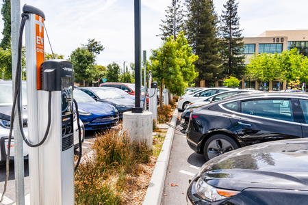 June 24, 2019 Mountain View / CA / USA - Various brands of electric and hybrid vehicles parked at a busy charging station in south San Francisco bay area; Silicon Valleyのeditorial素材