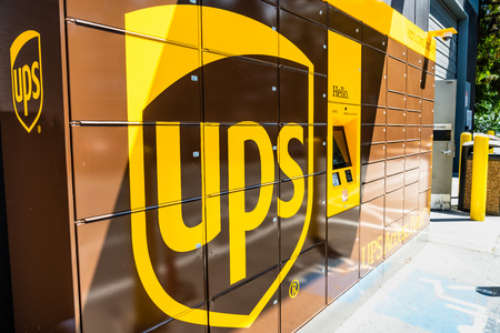 Photo pour July 30, 2019 Menlo park / CA / USA - UPS locker available 24 hours for package pick-up in San Francisco bay area; UPS has expanded the number of locker pickup locations to 300 in 2016 in the USA - image libre de droit