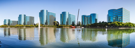 Sep 9, 2019 Redwood City / CA / USA -  Oracle corporate headquarters in Silicon Valley; Oracle Corporation is a multinational computer technology company specializing in database management systemsのeditorial素材